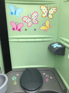 motyle namalowane w toalecie przenośnej
