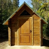 drewniana toaleta leśna